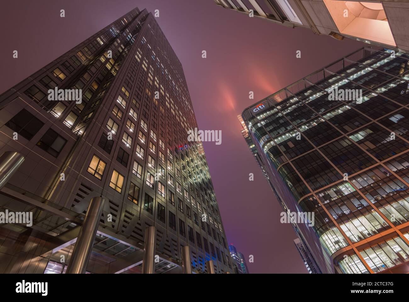 Uffici a Canary Wharf di notte, Londra, Regno Unito Foto Stock
