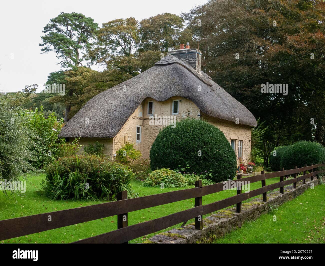 Cottage tradizionale tetto di paglia a Merthyr Mawr, Bridgend Galles, Regno Unito Foto Stock