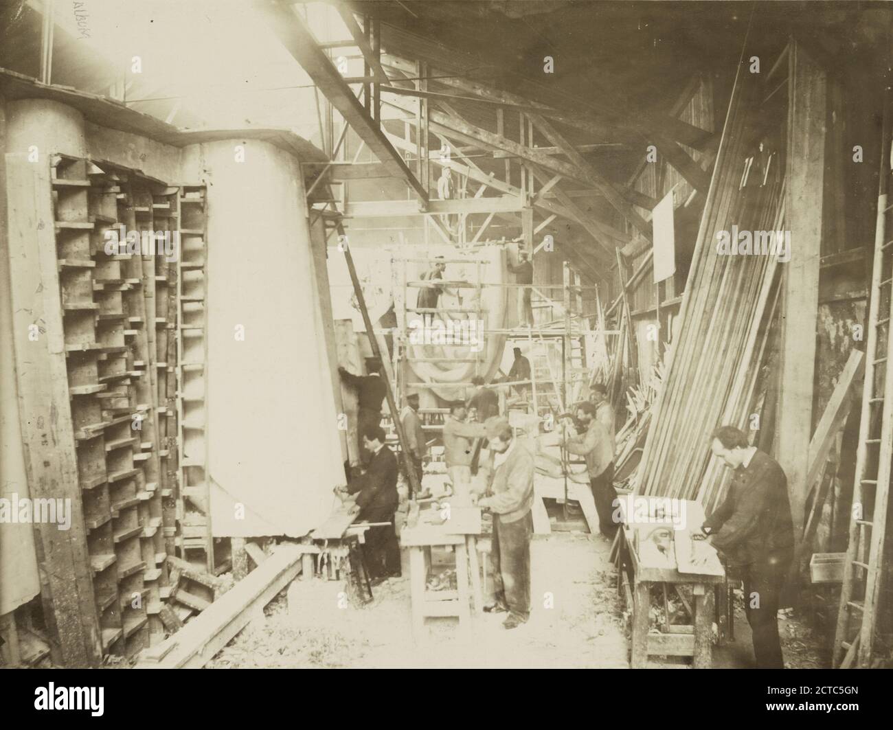 Uomini al lavoro per la costruzione della Statua della libertà., immagine, fotografie, 1883, Fernique, Albert, 1841-1898 Foto Stock