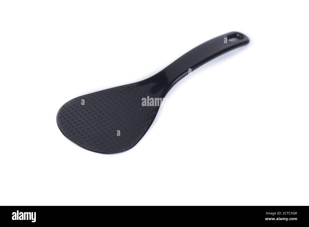 Agitatore a cucchiaio in plastica resistente al calore per multicooker. Cucchiaio nero isolato su sfondo bianco. Foto Stock