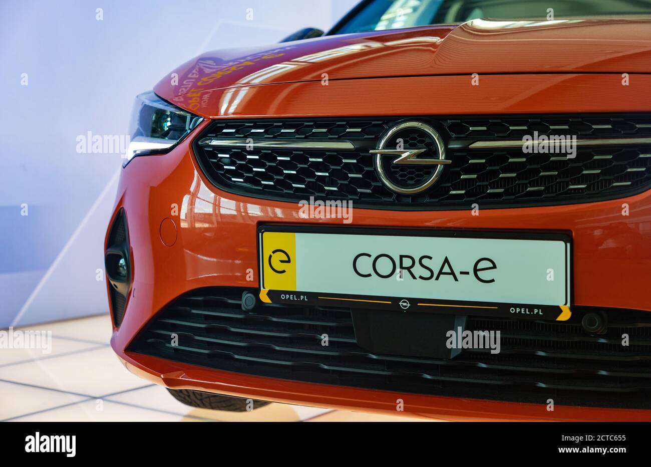 Un primo piano della vista frontale di un'auto elettrica Open corsa-E. Foto Stock