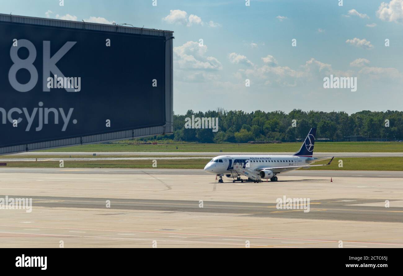 Una foto di un aereo LOT Airlines parcheggiato nell'aeroporto di Varsavia Chopin. Foto Stock