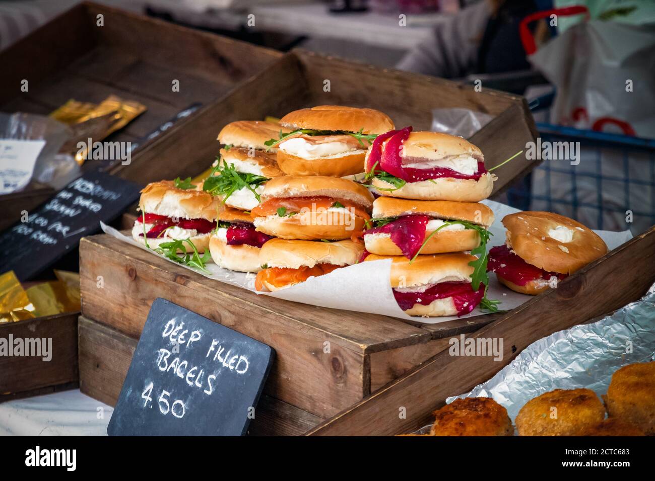 Focalizzazione selettiva, bagel appena riempiti in esposizione al mercato alimentare all'aperto di Kings Cross Foto Stock