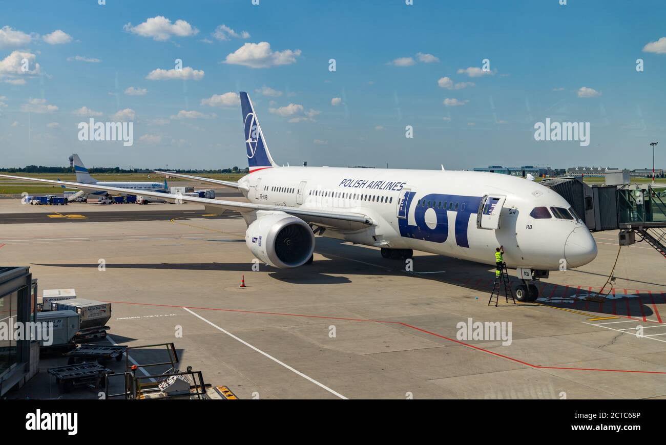 Un'immagine di un AEREO LOT Airlines parcheggiato nell'aeroporto di Varsavia Chopin in corso di manutenzione. Foto Stock