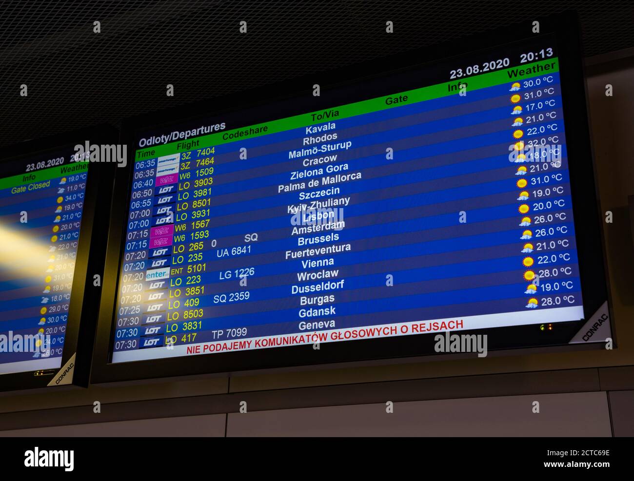 Immagine di uno schermo di volo nell'aeroporto Chopin di Varsavia. Foto Stock