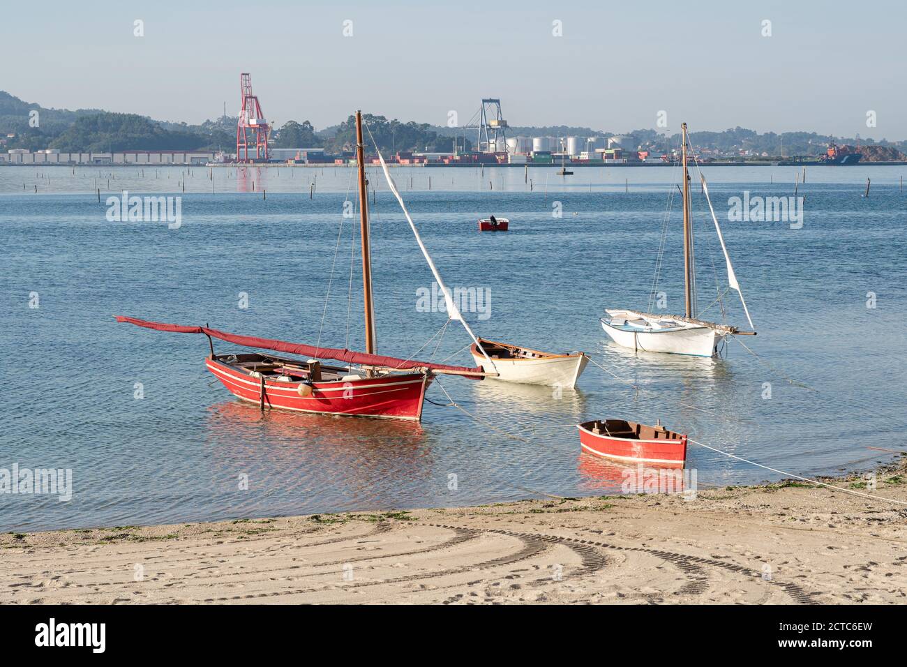 Villagarcia de Arosa, Spagna: 12 settembre 2020: Barche a vela tradizionali ancorate alla spiaggia. Vecchia barca di pesce di Rias Baixas. Villagarcia de Arosa, Gali Foto Stock