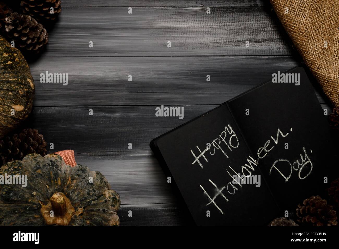 Sfondo di Halloween con zucche isolate su sfondo scuro. Spazio di copia per il testo. Concetto di festa. Foto Stock