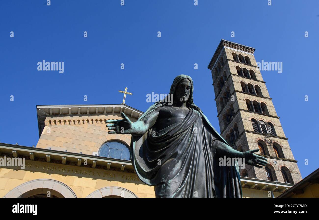 22 settembre 2020, Brandeburgo, Potsdam: Il Campanile della Chiesa della Pace nel Parco Sanssouci. Il campanile (Campanile) della chiesa, con la sua costruzione in ghisa, è molto faticoso. Dopo la ristrutturazione dei tetti della chiesa e il restauro del mosaico absidale lo scorso anno, la Fondazione palazzi e giardini prussiani Berlino-Brandeburgo (SPSG) può ora iniziare il restauro dell'edificio grazie ad un impegno privato. Una campagna di raccolta fondi a livello nazionale per i fondi mancanti è in corso di lancio insieme alla Deutsche Stiftung Denkmalschutz e alla Bauverein der Friedenskirchge Foto Stock