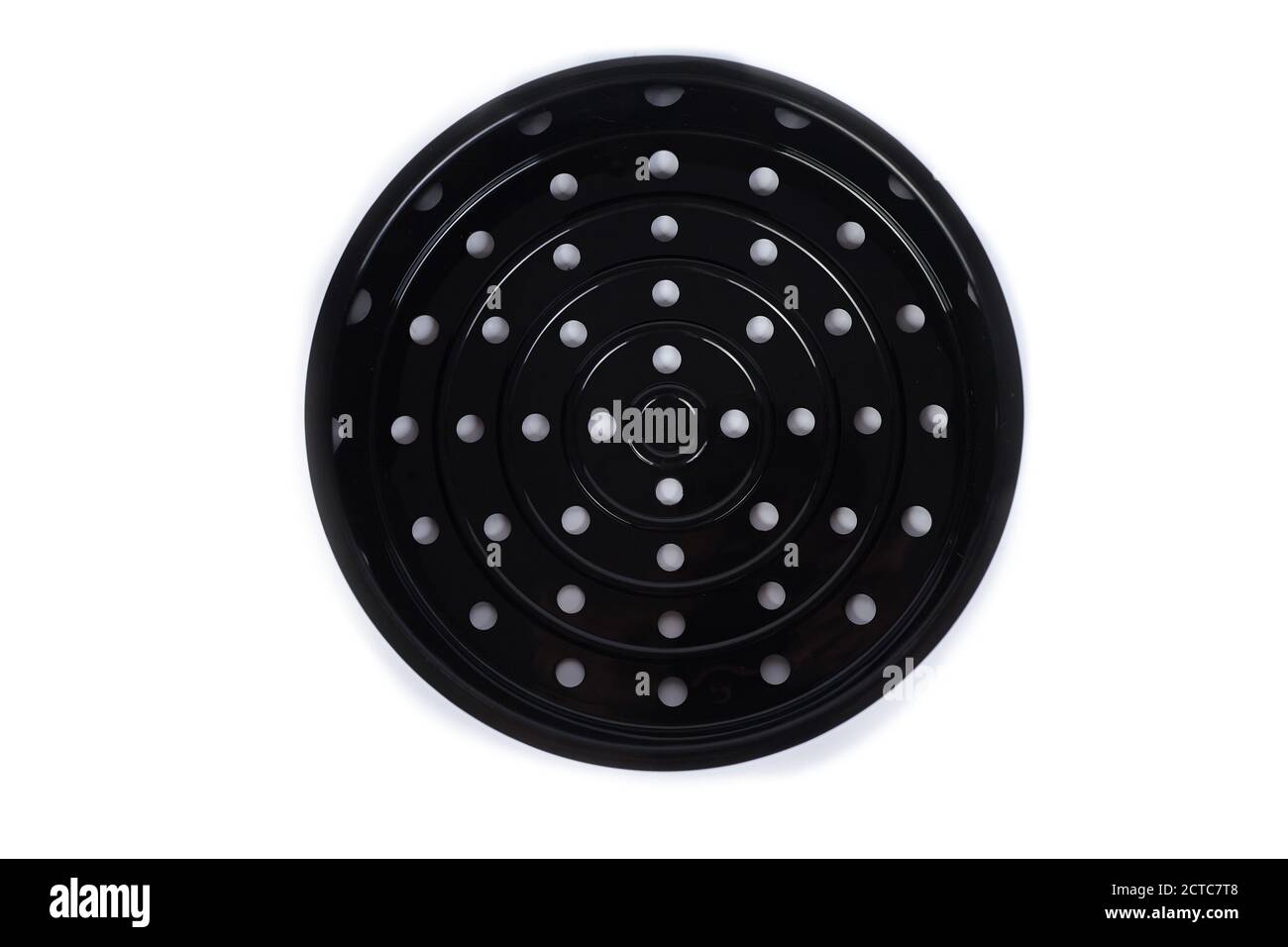 Contenitore vaporizzatore per multicooker. Contenitore in plastica nera resistente al calore. Accessorio multicooker. Isolato su sfondo bianco. Foto Stock