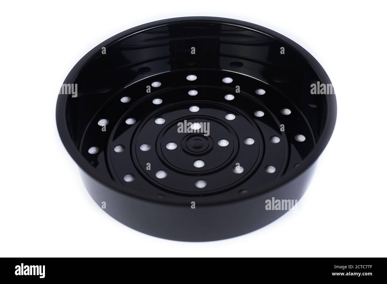 Contenitore vaporizzatore per multicooker. Contenitore in plastica nera resistente al calore. Accessorio multicooker. Isolato su sfondo bianco. Foto Stock