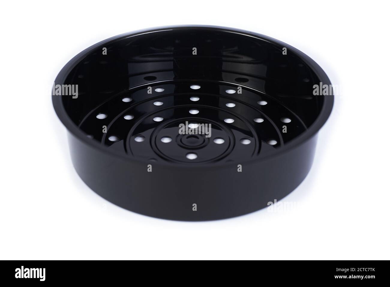 Contenitore vaporizzatore per multicooker. Contenitore in plastica nera resistente al calore. Accessorio multicooker. Isolato su sfondo bianco. Foto Stock