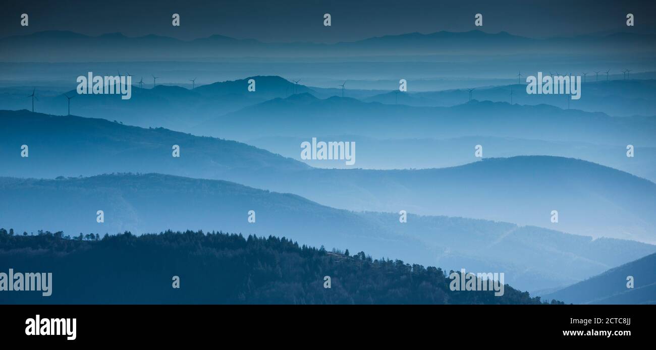 Bellissimo paesaggio di montagna monocromatico astratto in tonalità blu Foto Stock