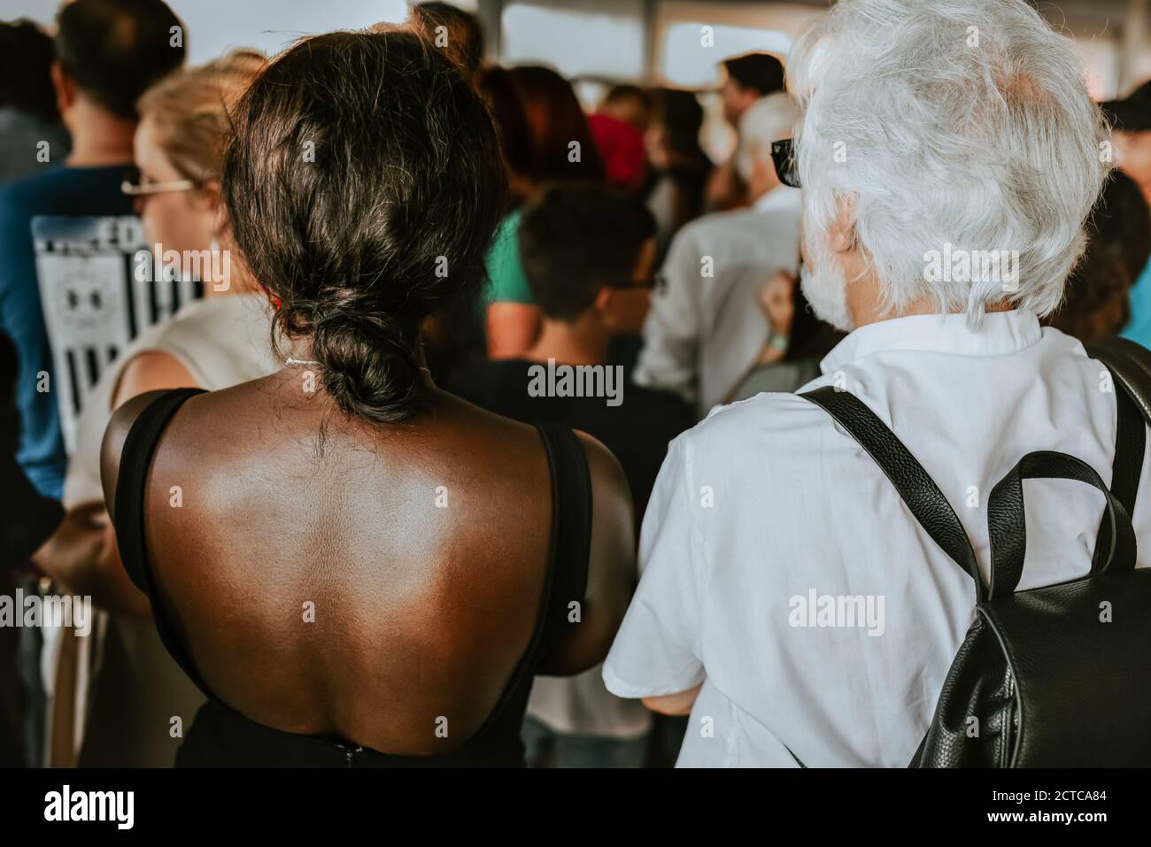 Afroamericani con caucasici insieme; l'anziano europeo si trova accanto ad una donna africana Foto Stock