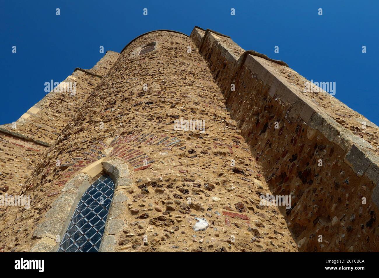 Ramsholt, Suffolk, Regno Unito - 22 settembre 2020: Tutti i Santi torre rotonda chiesa accanto al fiume Deben. Foto Stock