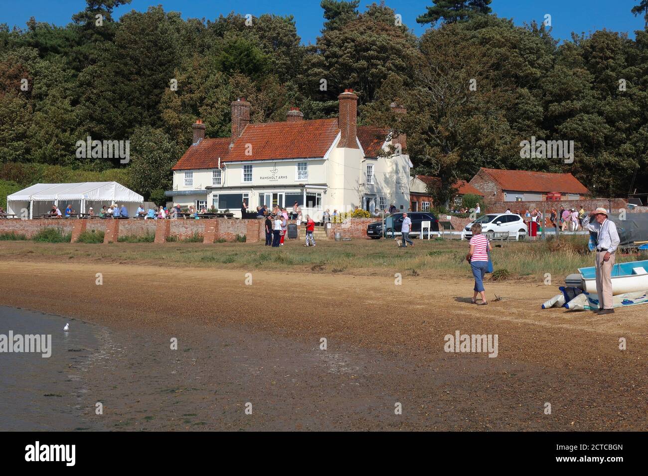 Ramsholt, Suffolk, UK - 22 settembre 2020: Soleggiato giorno d'autunno per un pranzo all'aperto al Ramsholt Arms accanto al fiume Deben. Foto Stock