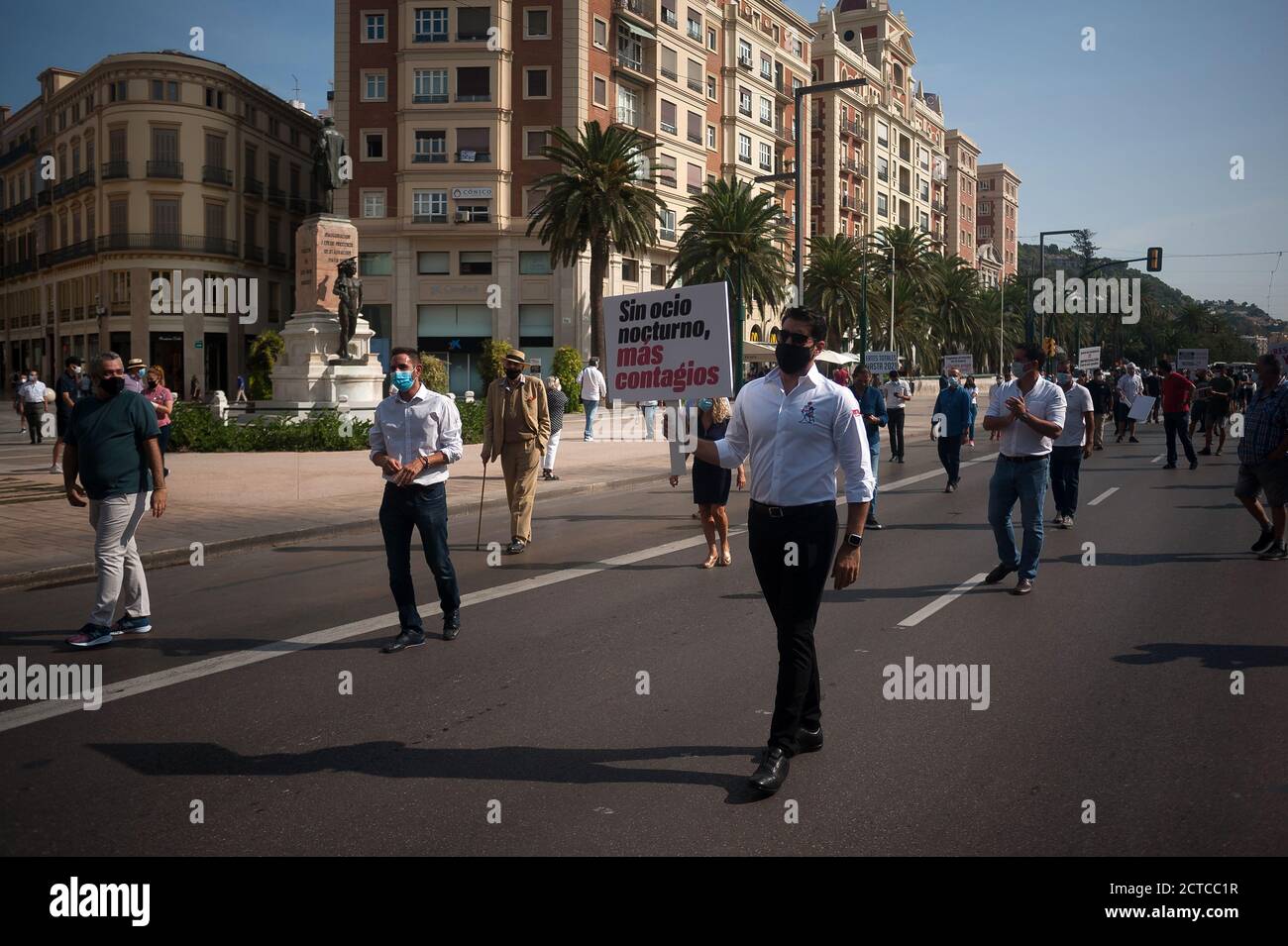 Malaga, Spagna. 22 settembre 2020. I manifestanti hanno marciato durante la dimostrazione.persone di diversi servizi del settore hanno protestato dopo la caduta del turismo internazionale in Andalusia a causa della pandemia di coronavirus che ha causato molti alberghi, pub e ristoranti a deprezzare nei loro livelli di reddito. Associazioni di imprenditori di servizi del settore pretendono aiuti e piani finanziari per salvare una delle più importanti industrie del lavoro della Costa del Sol così tanti posti di lavoro sono a rischio. Credit: SOPA Images Limited/Alamy Live News Foto Stock
