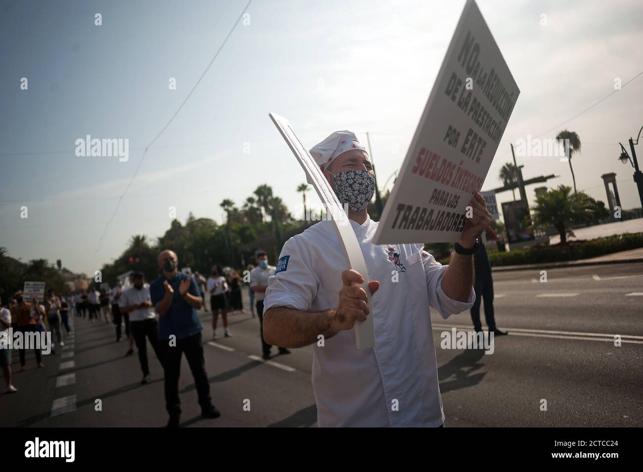 Malaga, Spagna. 22 settembre 2020. Un manifestante tiene un cartello mentre marciava durante la dimostrazione.persone di diversi servizi del settore protestato dopo la caduta del turismo internazionale in Andalusia a causa della pandemia del coronavirus che ha causato molti hotel, pub e ristoranti a deprezzare nei loro livelli di reddito. Associazioni di imprenditori di servizi del settore pretendono aiuti e piani finanziari per salvare una delle più importanti industrie del lavoro della Costa del Sol così tanti posti di lavoro sono a rischio. Credit: SOPA Images Limited/Alamy Live News Foto Stock