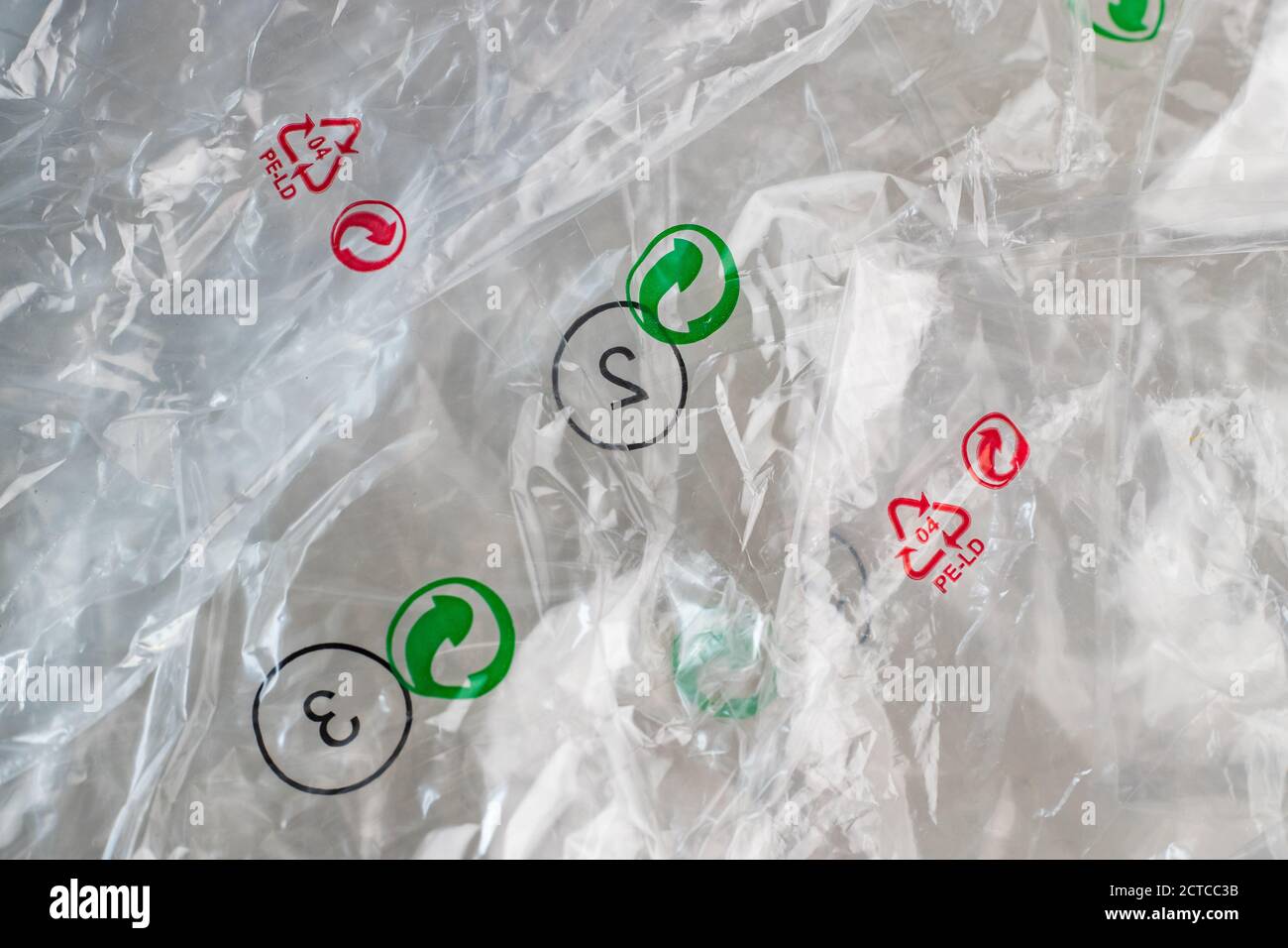 Simboli di riciclaggio su diversi tipi di materiali di imballaggio in plastica. Foto Stock