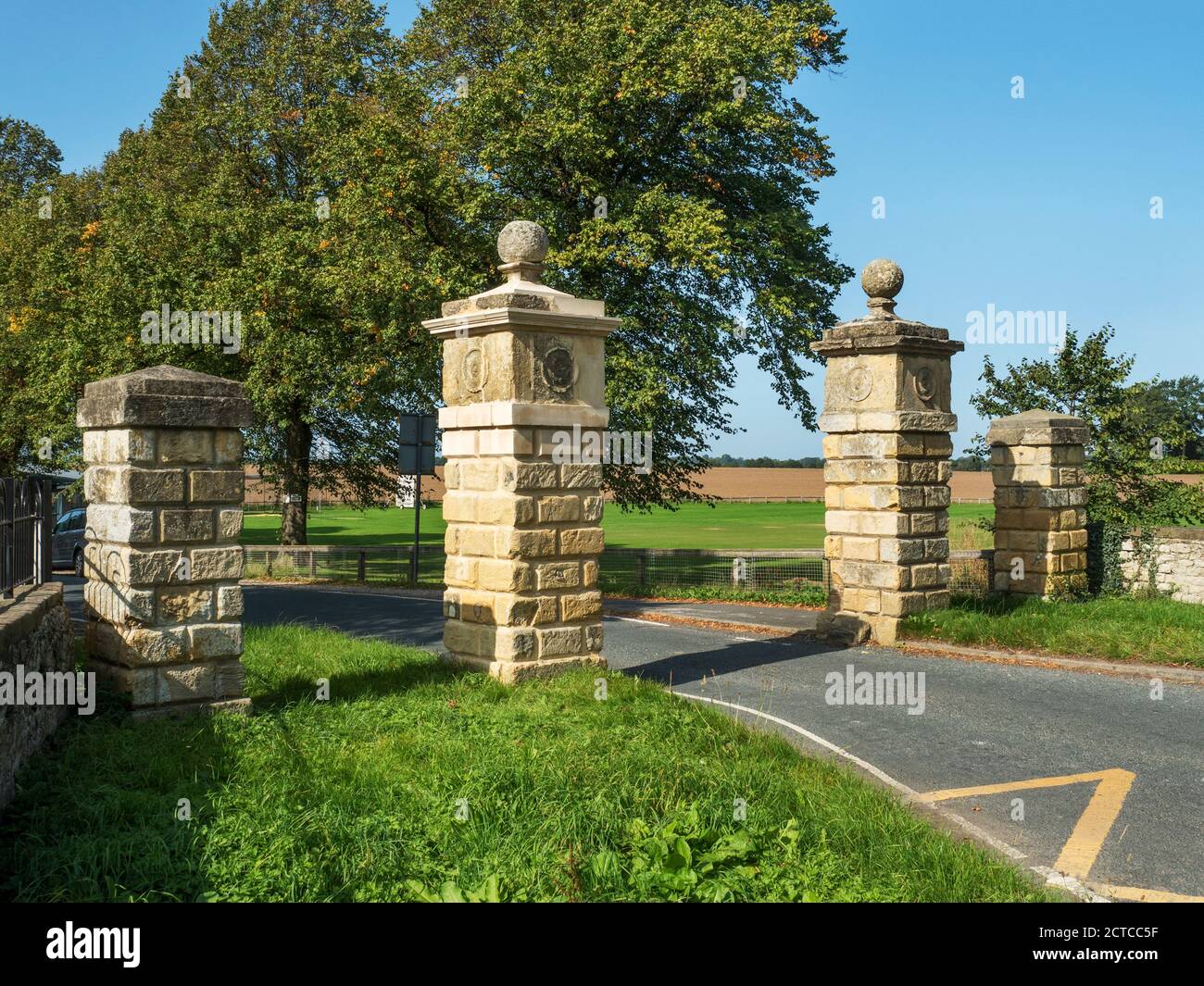 Gate Piers al Village Entrance un edificio storico a Goldsborough Vicino a Knaresborough, North Yorkshire, Inghilterra Foto Stock