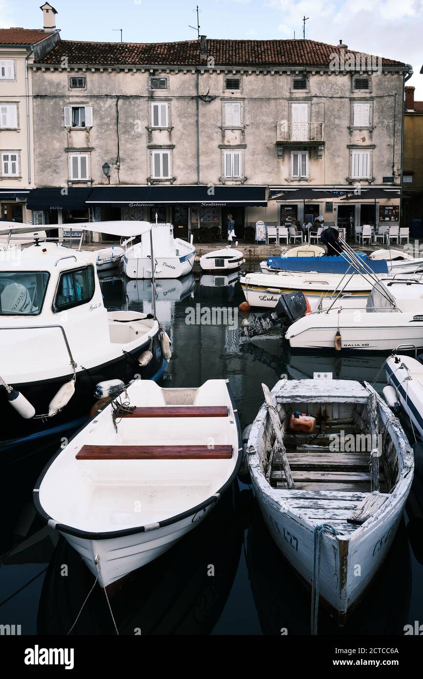 Strade di un piccolo villaggio di pescatori Cres Foto Stock