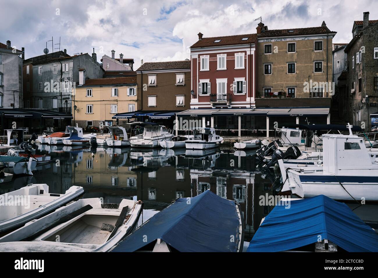 Strade di un piccolo villaggio di pescatori Cres Foto Stock