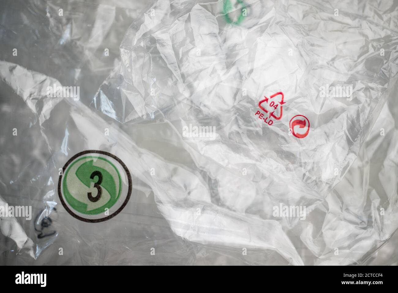 Simbolo di riciclaggio per i diversi tipi di materiale in plastica Foto Stock