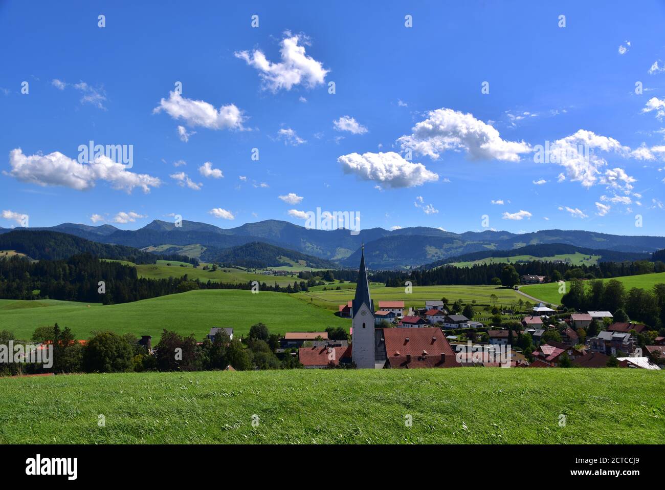 Vista di Stiefenhofen a Westallgäu, sullo sfondo a sinistra della torre della chiesa Hochgrat (1834 m), Svevia, Baviera, Germania, Europa Foto Stock