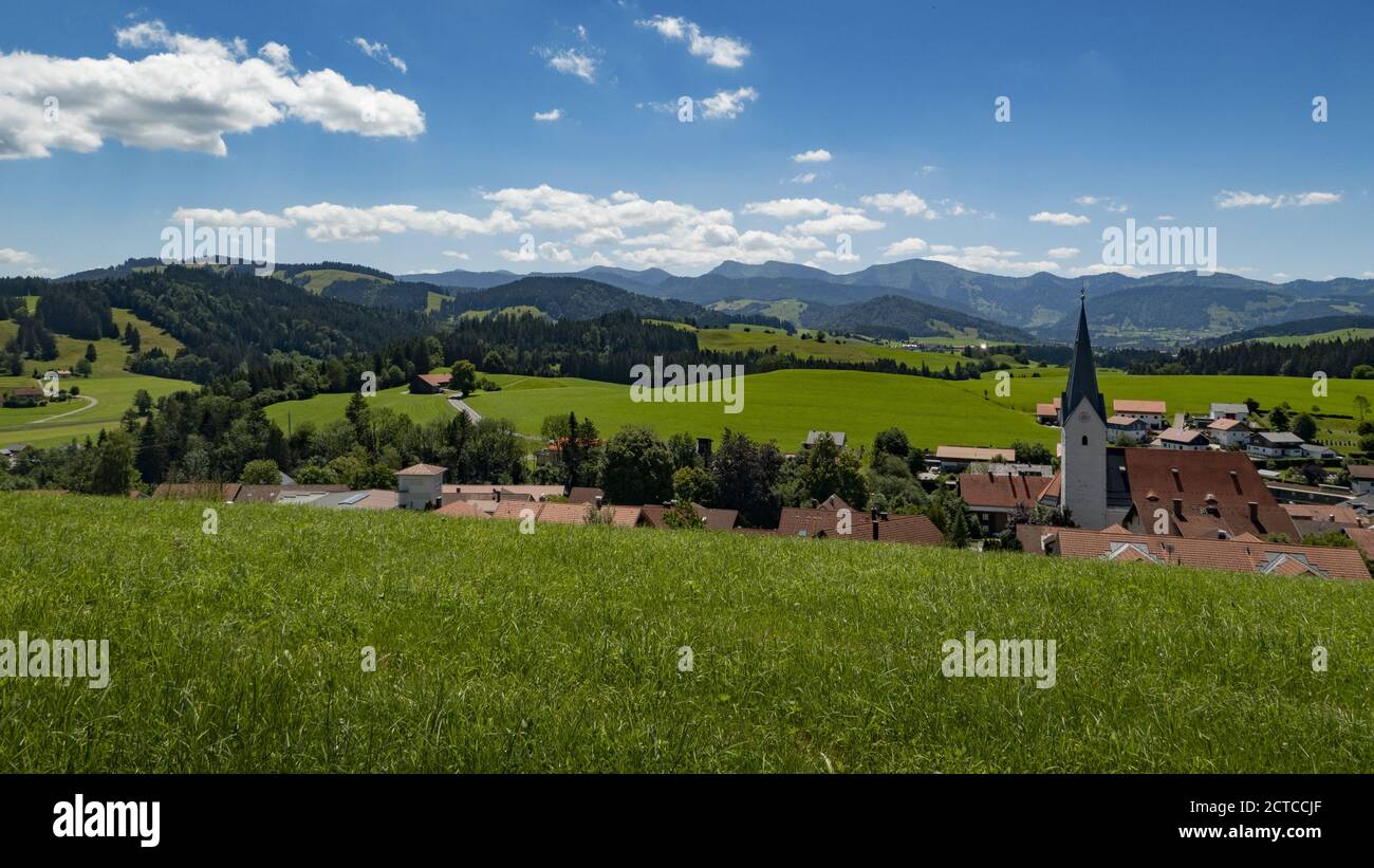 Vista di Stiefenhofen a Westallgäu, sullo sfondo a sinistra della torre della chiesa Hochgrat (1834 m), Svevia, Baviera, Germania, Europa Foto Stock
