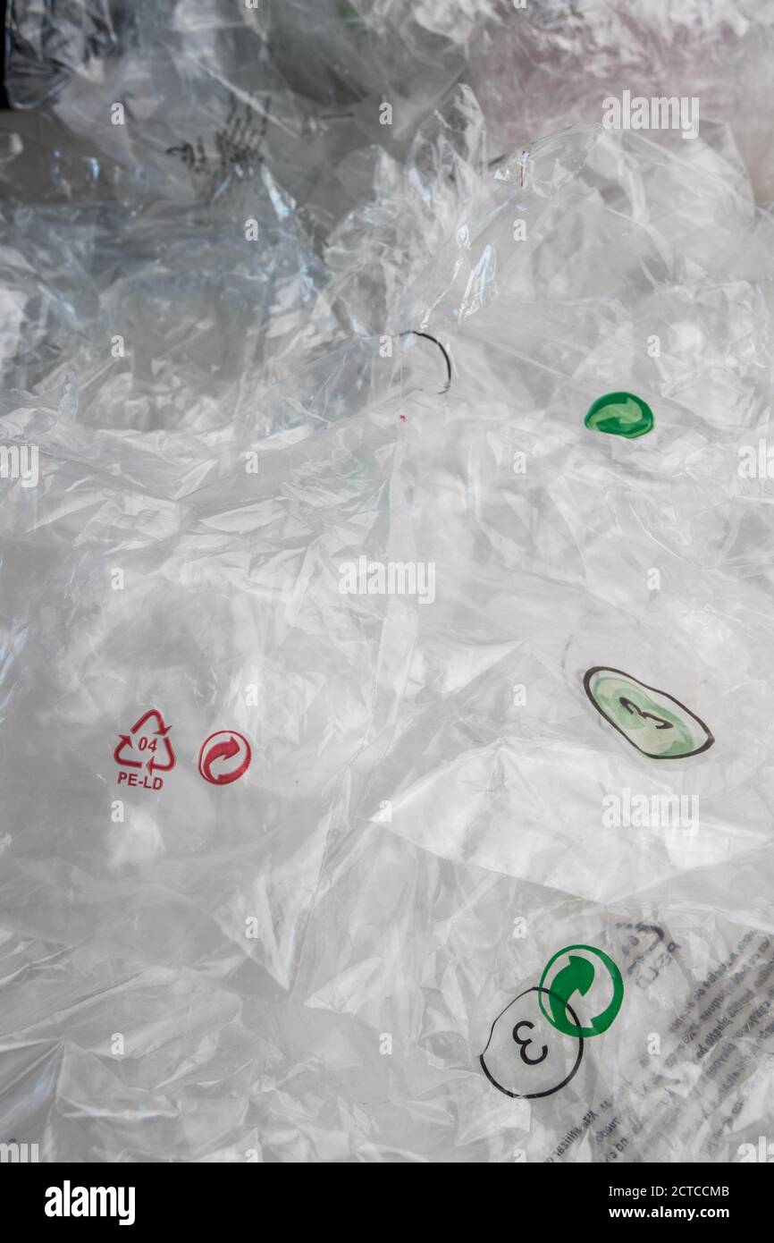 Simbolo di riciclaggio per i diversi tipi di materiale in plastica Foto Stock