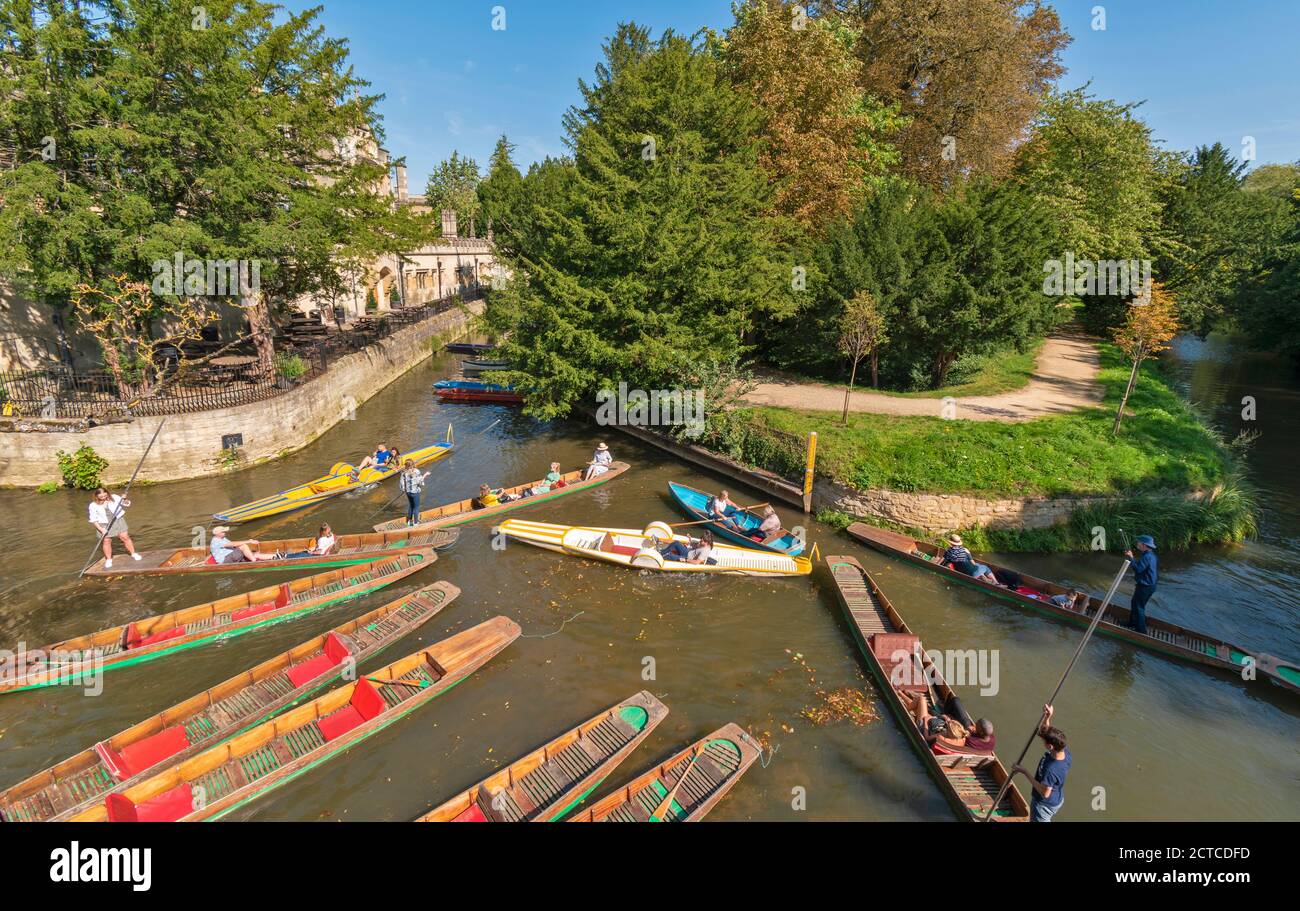 OXFORD CITY ENGLAND BARCHE PUNT E PUNTING SUL FIUME CHERWELL SOTTO IL PONTE DI CHERWELL Foto Stock