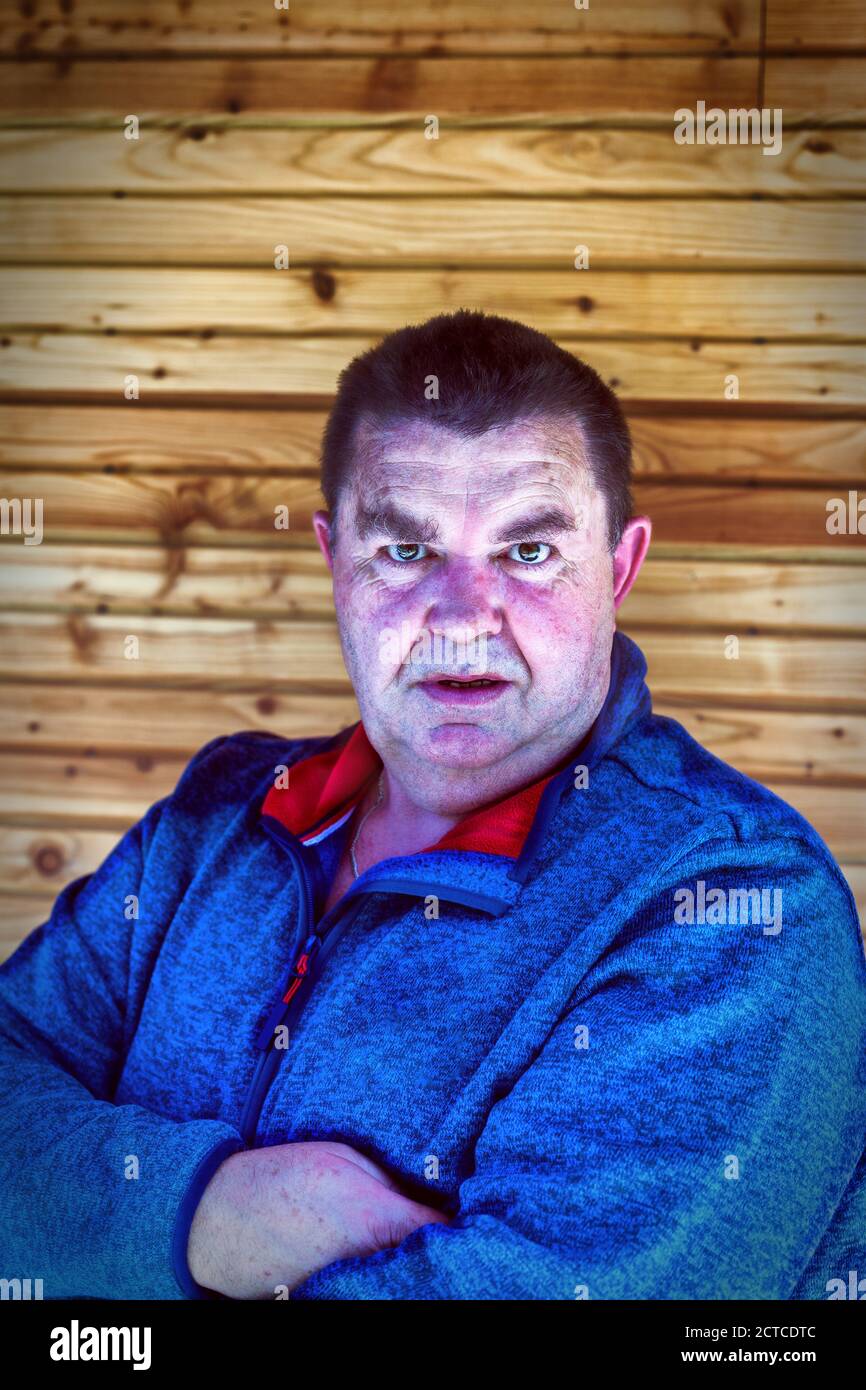 Uomo Chubby con giacca sportiva blu. Foto Stock