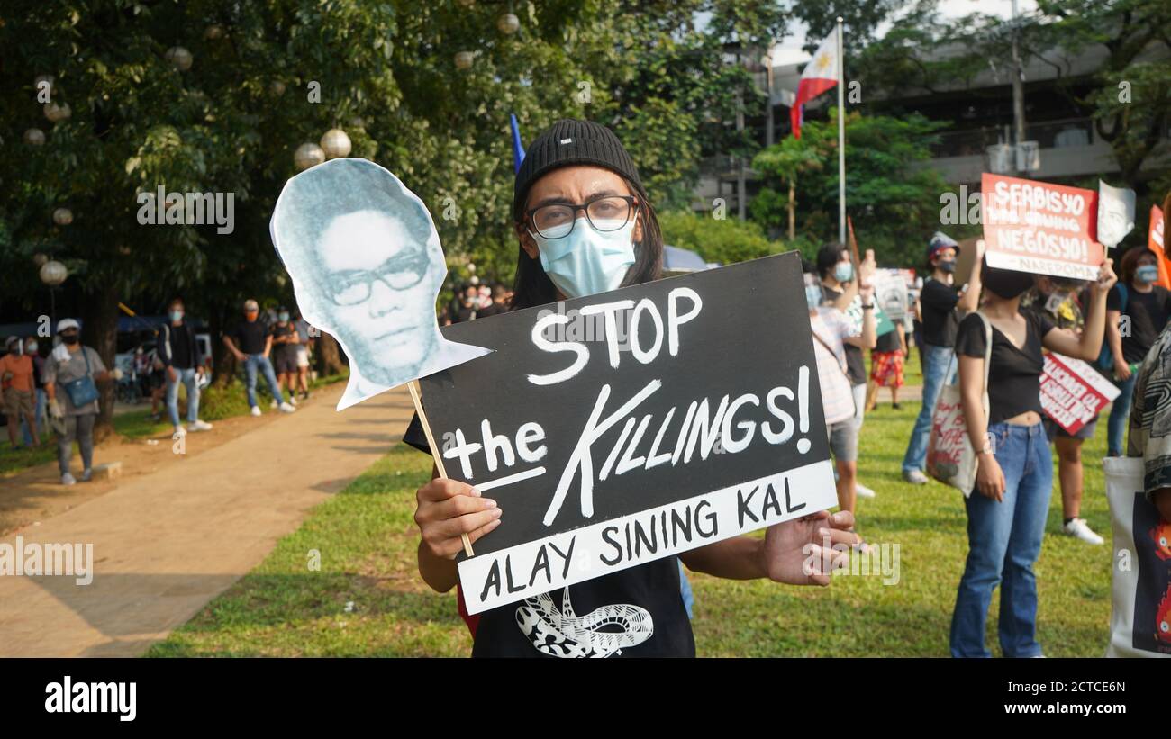 Quezon City, Filippine. 21 Settembre 2020. Vari gruppi hanno organizzato una protesta presso l'Università delle Filippine, Diliman, durante la 48° commemorazione della legge marziale. La protesta culmina con l'accensione di un'effigie che raffigura il presidente Rodrigo Duterte come coronavirus. (Foto di Sammy Sahiddil/Pacific Press/Sipa USA) Credit: Sipa USA/Alamy Live News Foto Stock