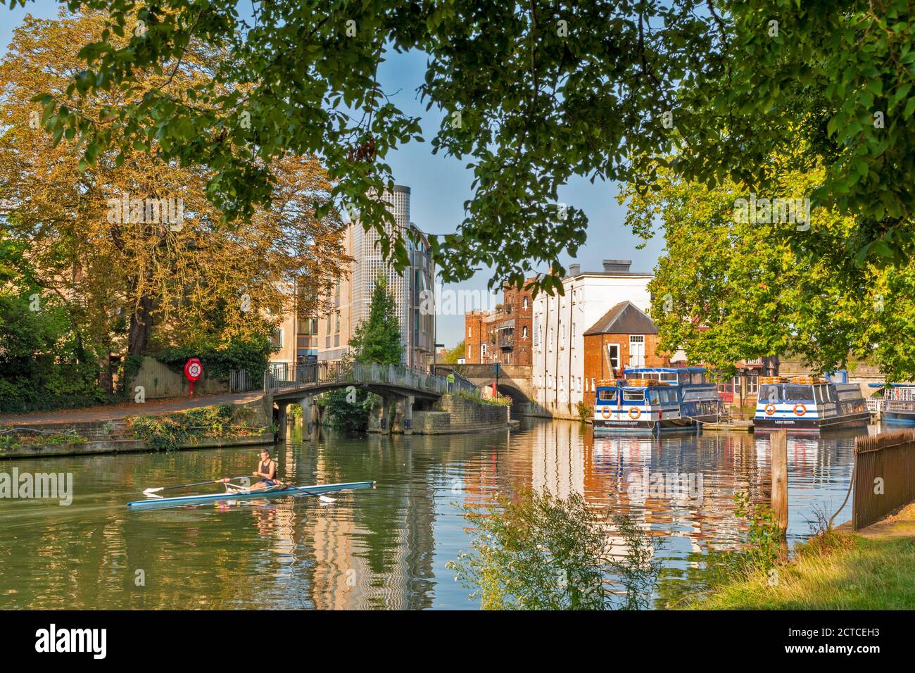 OXFORD CITY ENGLAND CHRIST CHURCH MEADOW WALK RIVER THAMES AT FOLLY BRIDGE E SALTERS BARCHE A VAPORE Foto Stock