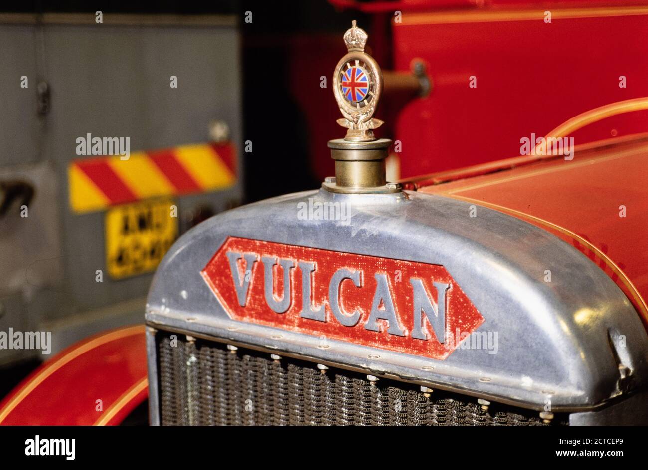 Badge e grill per camion Vulcan. Il Museo della Scienza di Londra ospita una collezione di veicoli e mostre museali attualmente non esposte a South Kensington o in prestito in una serie di portaerei a Wroughton, nel Wiltshire. 06 novembre 1992. Foto: Neil Turner Foto Stock