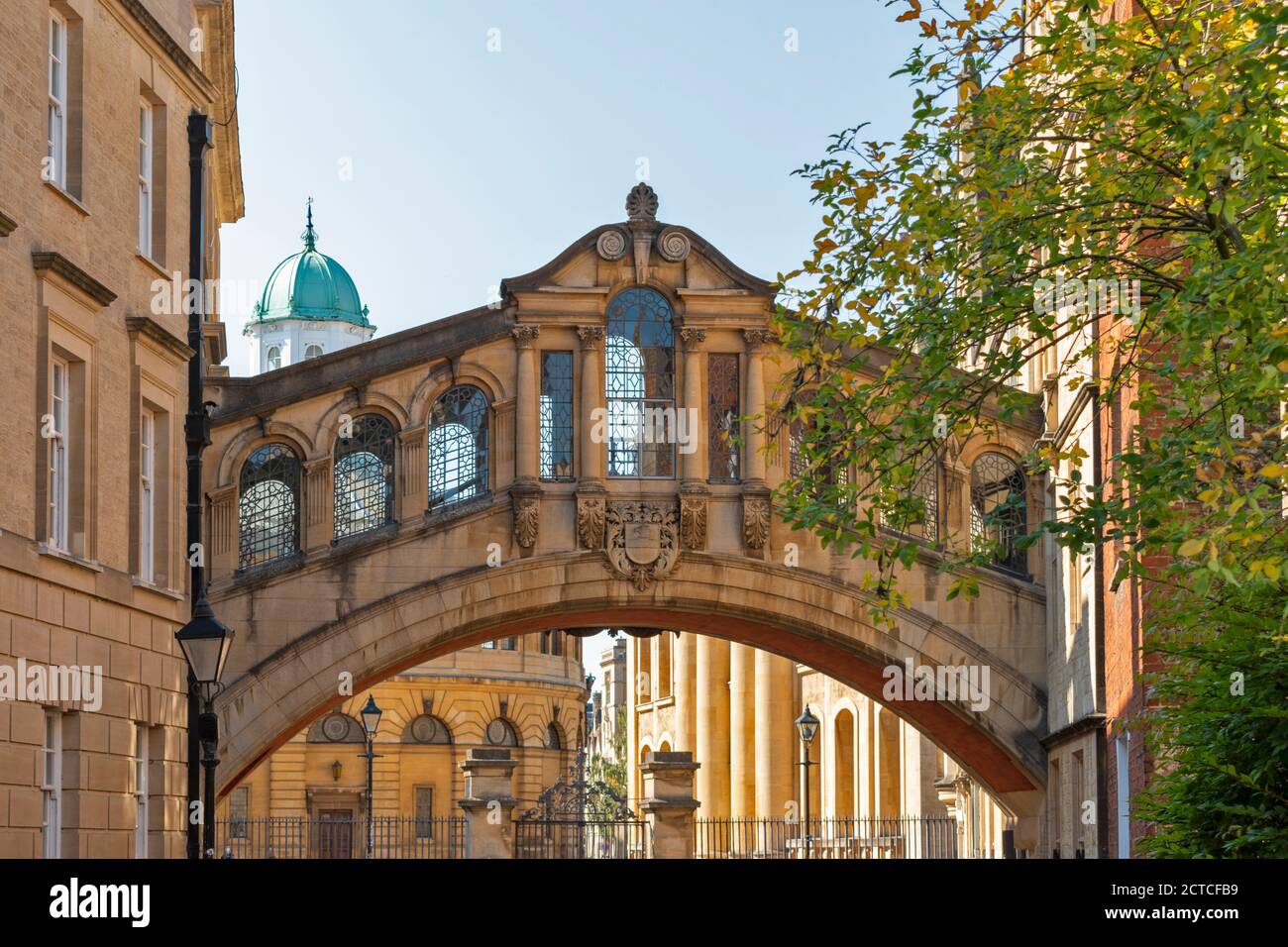 OXFORD CITY ENGLAND NEW COLLEGE LANE CON HERTFORD BRIDGE CHIAMATO IL PONTE DEI SOSPIRI Foto Stock