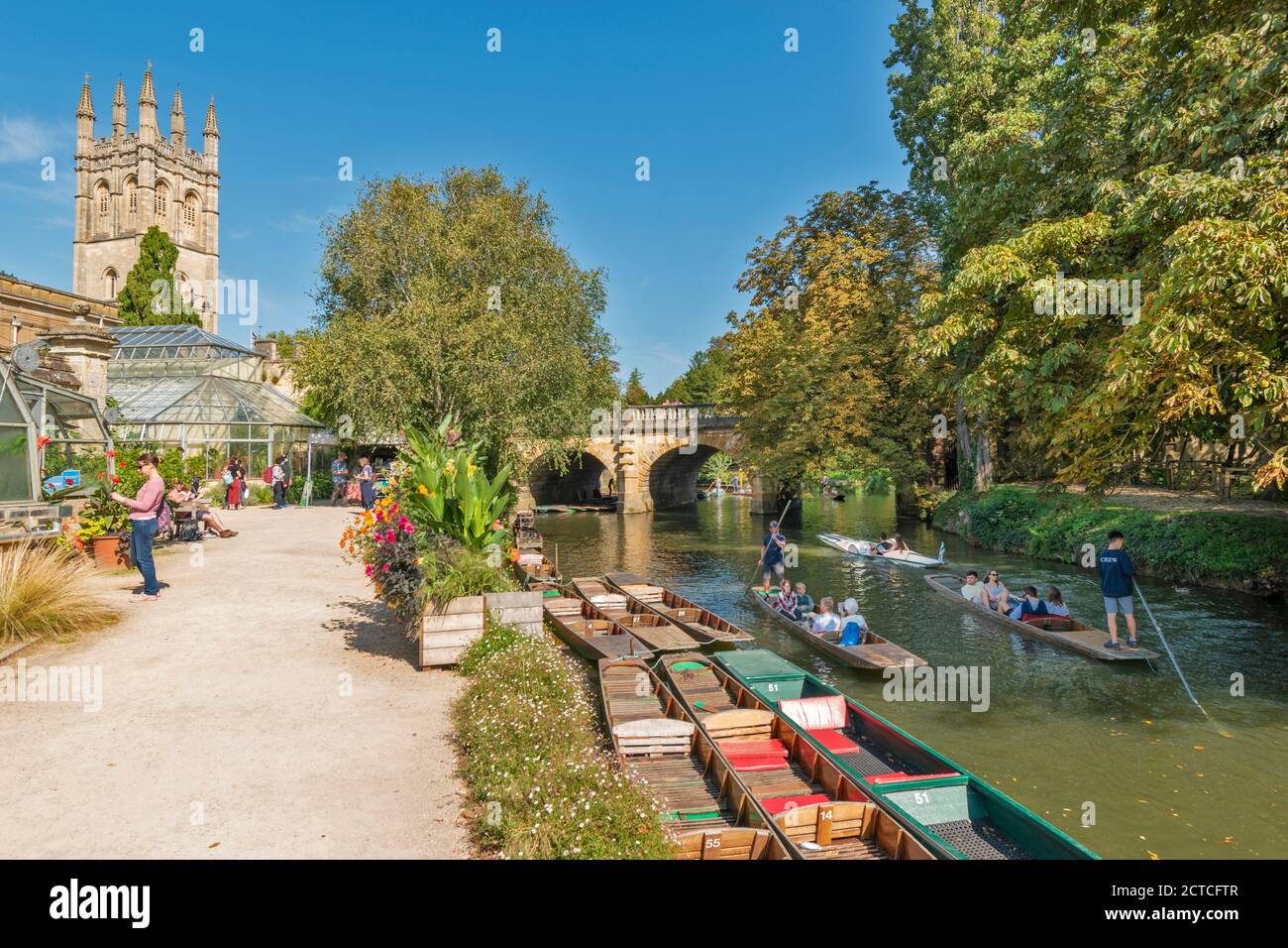 OXFORD CITY INGHILTERRA I GIARDINI BOTANICI MAGDALEN TOWER CON I PUGNI E PUNENDO SUL FIUME CHERWELL SOTTO IL PONTE DI CHERWELL Foto Stock