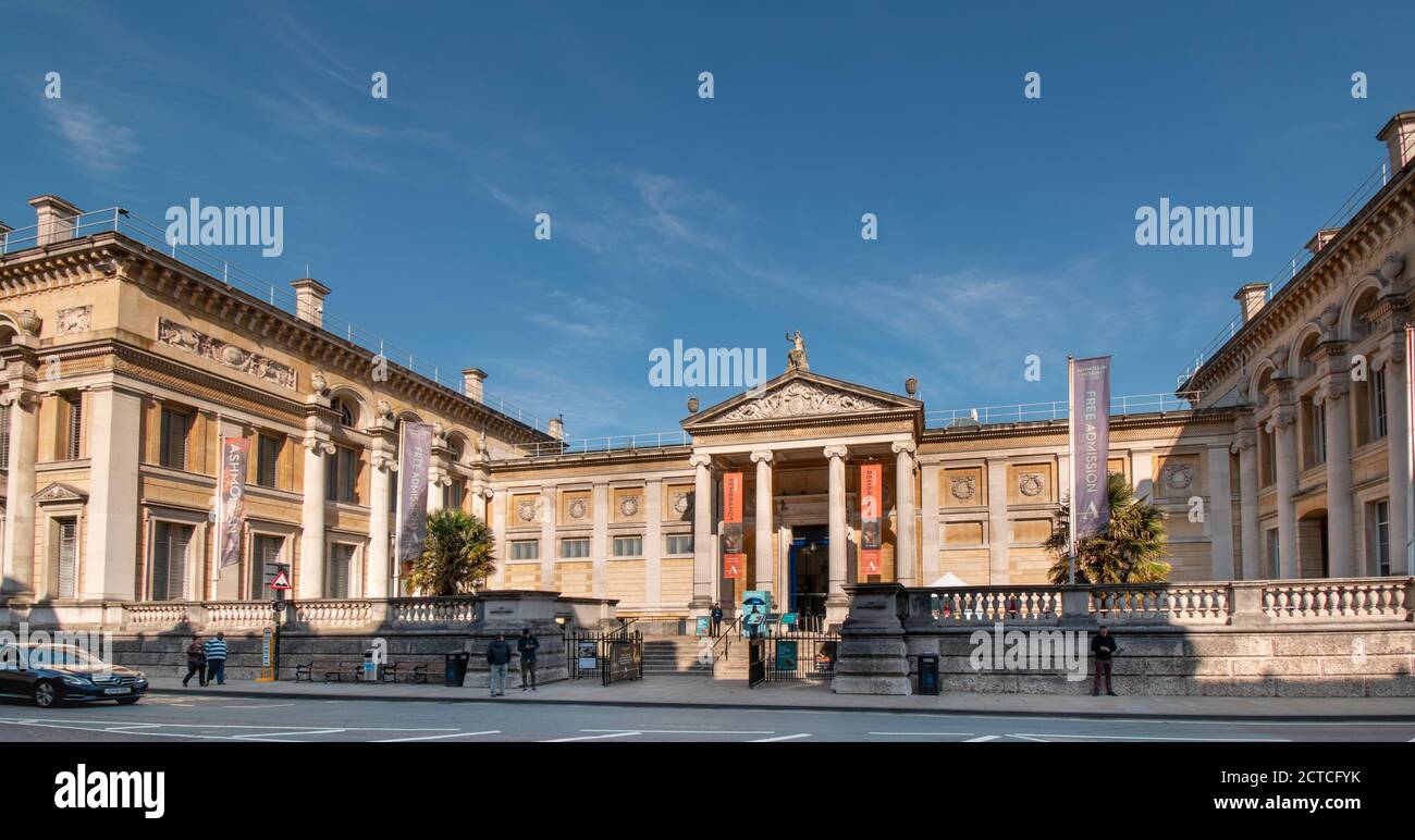 OXFORD CITY ENGLAND L'ENTRATA AL MUSEO ASHMOLEAN IN BEAUMONT STREET Foto Stock
