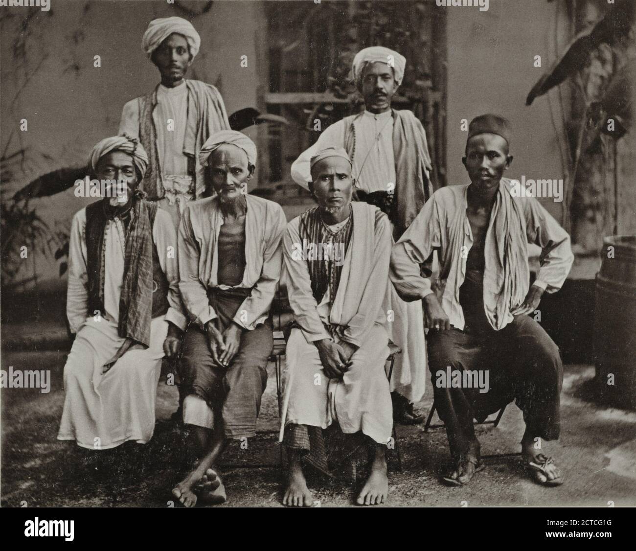Pilger aus Gross-Atjeh mit zwei 'Wakîl s'., still image, photographes, 1888 - 1889, Hurgronje, C. Snouck (Christiaan Snouck), 1857-1936 Foto Stock