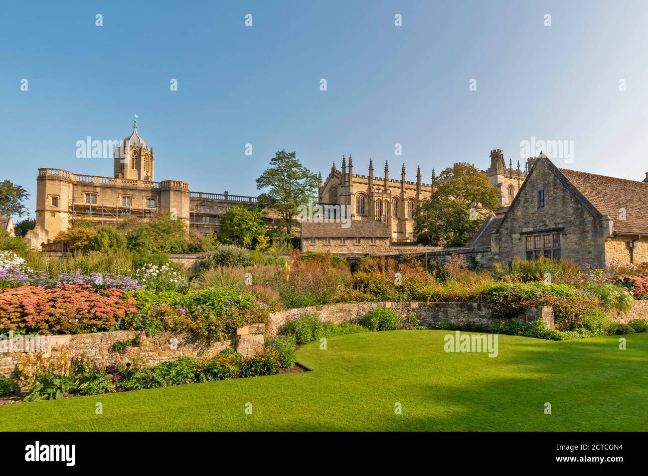 OXFORD CITTÀ INGHILTERRA GUERRA MEMORIAL GARDEN PRATO E FIORI IN FRONTE DEL CHRIST CHURCH COLLEGE Foto Stock