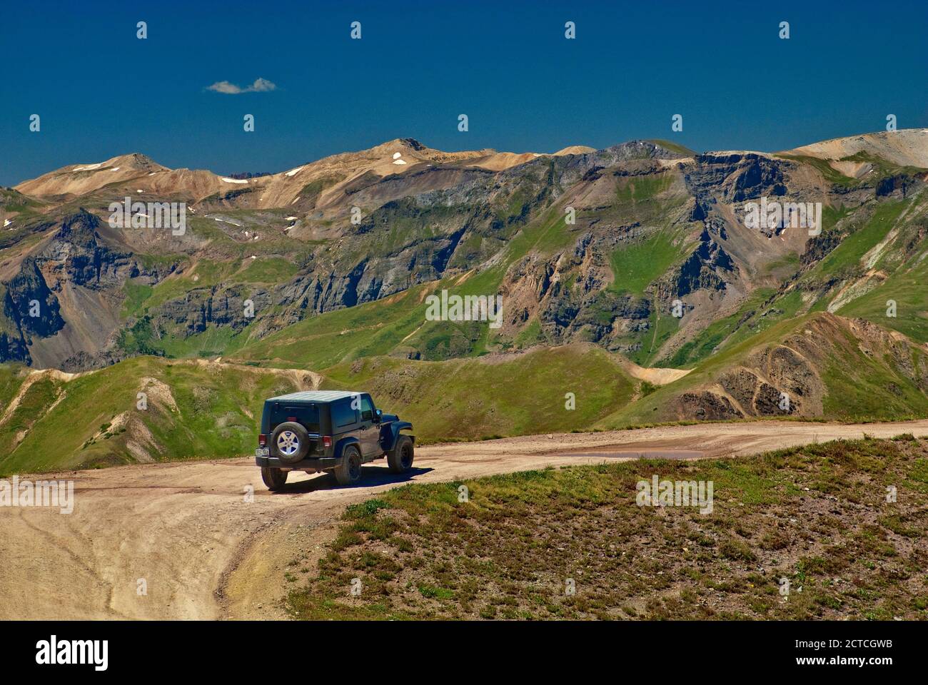 Jeep sul percorso alpino vicino a Engineer Pass, San Juan Mountains, Colorado, USA Foto Stock