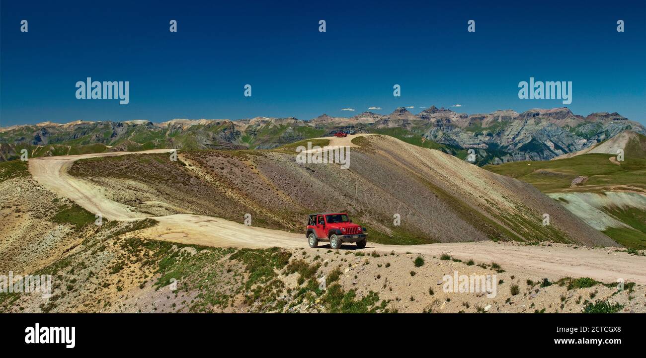 Jeep sul percorso alpino vicino a Engineer Pass, San Juan Mountains, Colorado, USA Foto Stock