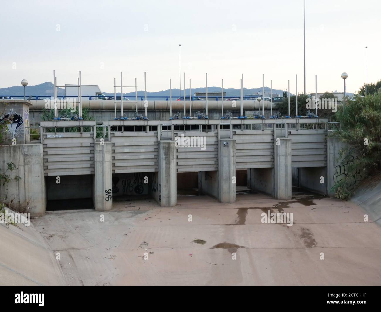 cancelli per regolare l'acqua piovana in un canale, per controllare e regolare l'acqua, prevenire le inondazioni e inviare l'acqua al fiume. Foto Stock