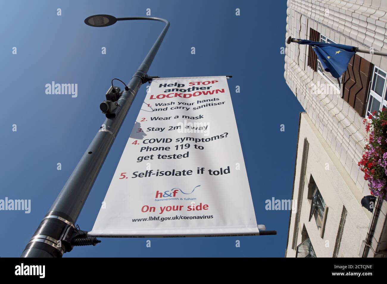 le autorità locali appendono segnali che incoraggiano azioni pubbliche per ridurre la trasmissione del covid 19, a hammersmith, londra, inghilterra Foto Stock