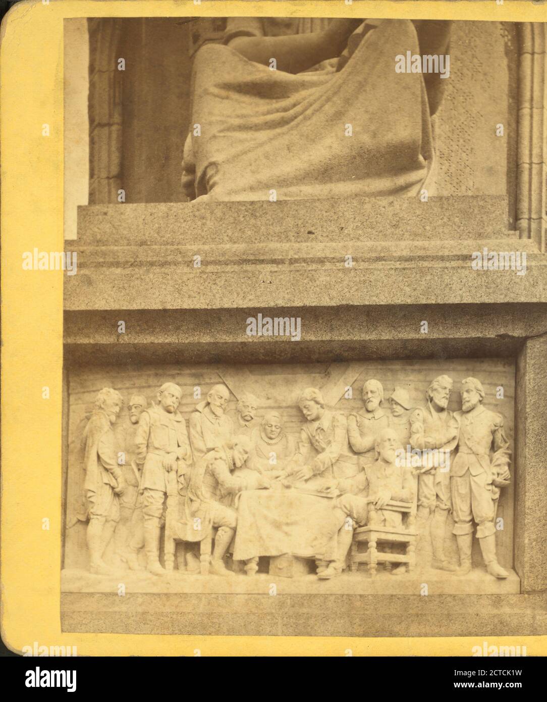 Vista che mostra i dettagli dei bassorilievi alla base del monumento nazionale agli antenati., Massachusetts, Plymouth (Messa Foto Stock