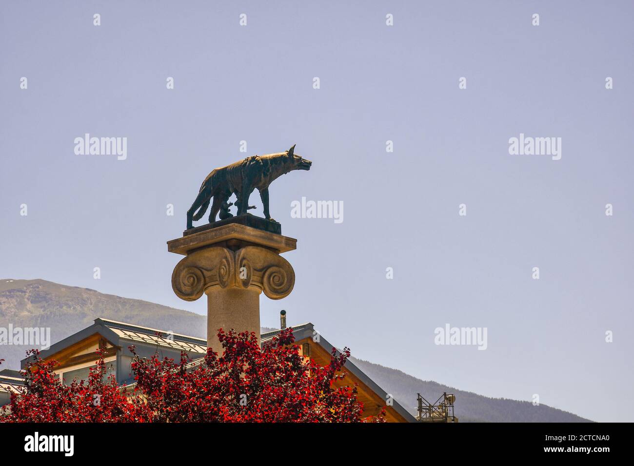Sopra la statua bronzea raffigurante il mitologico Lupo Capitolino con Romolo e Remo (1939) in Piazza della Repubblica, Aosta, Valle d'Aosta, Italia Foto Stock