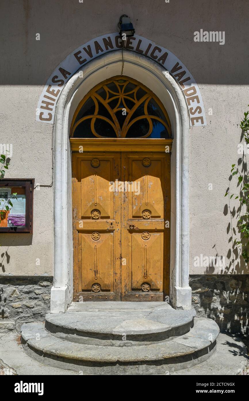 Porta d'ingresso della Chiesa evangelica Valdese, il più antico tempio valdese della Valle d'Aosta, nel centro storico di Courmayeur, Aosta, Italia Foto Stock