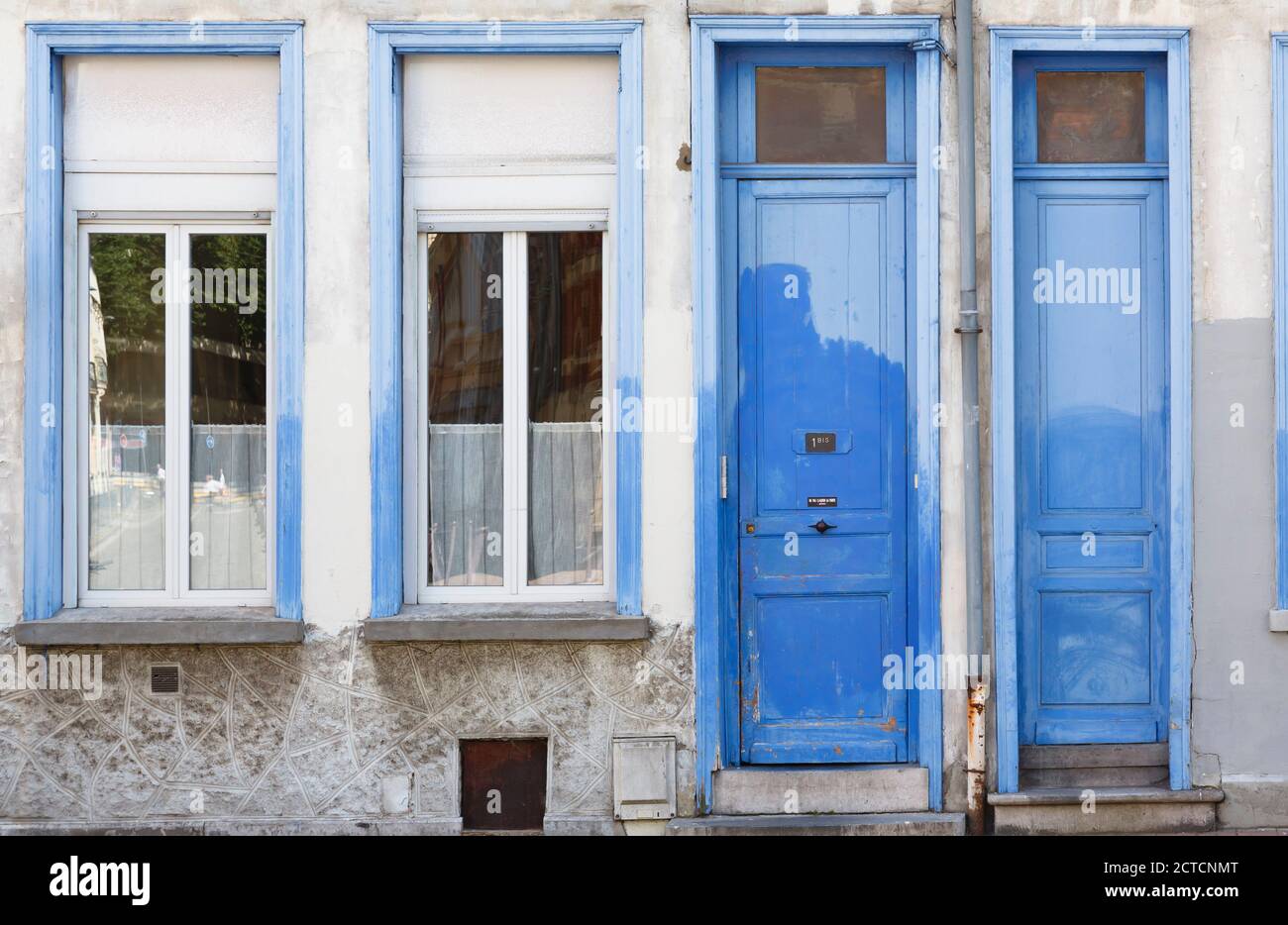 LILLE, FRANCIA - 19 luglio 2013. All'esterno una vecchia casa francese con porte in legno e finestre dipinte di blu Foto Stock