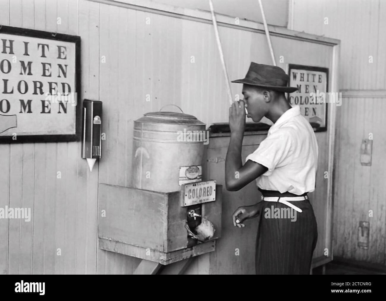 REFRIGERATORE D'ACQUA SEPARATO in un terminal di tram a Oklahoma City circa 1950 Foto Stock