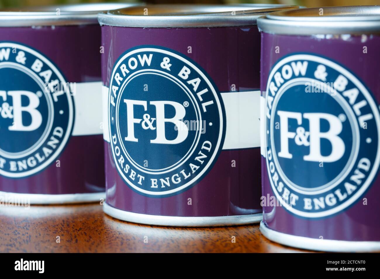 LONDRA, Regno Unito - 30 novembre 2014. Tini di vernice Farrow and Ball o Farrow & Ball, Regno Unito Foto Stock