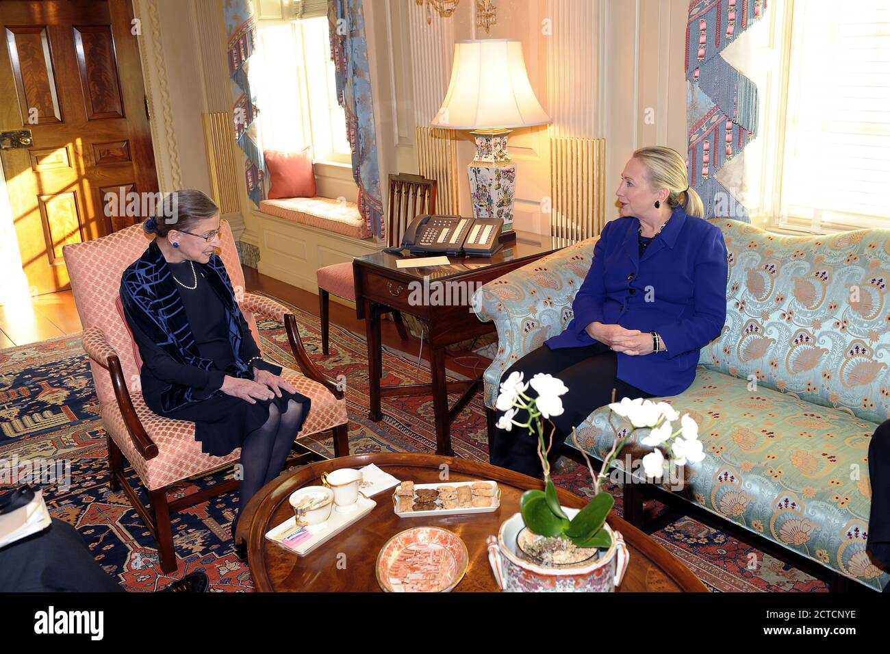 Il Segretario di Stato degli Stati Uniti Hillary Rodham Clinton incontra la Corte Suprema Giustizia Ruth Bader Ginsburg visita con il Segretario di Stato Hillary Rodham Clinton al Dipartimento di Stato degli Stati Uniti a Washington, D.C., il 25 gennaio 2012. Foto Stock